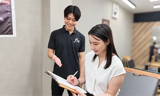 トレーナーがお客様のお話を伺うカウンセリングの様子